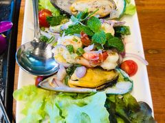 -Chom Cafe and Restaurant