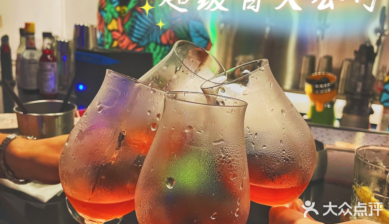 天津·酒咖｜超现代的酒吧咖啡店赛博朋克风格