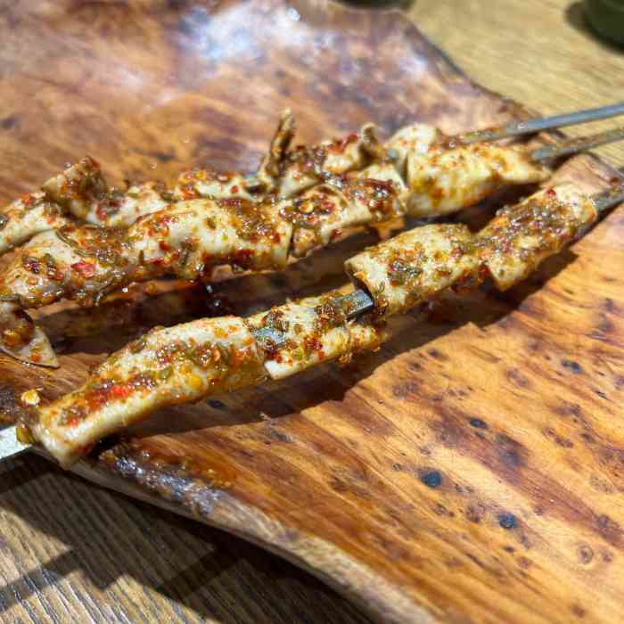 亮仔烧烤餐饮广场-"去的时候快晚上十点了,简单点了肉串,炒面.