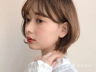 夏季剪短发的妹子直短发觉得单调无趣想要改变形象的妹子