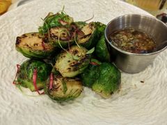 炙烤孢子甘蓝配chimichurri-LESCEDARS Brasserie Bistro香柏树