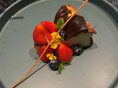 巴斯克焦烧乳酪蛋糕配缤纷莓果-TIAGO HOME KITCHEN(朝阳大悦城店)