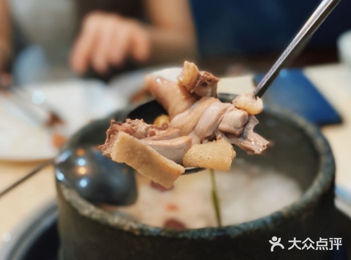 墨脱石锅椰子鸡•糟粕醋•东山羊(大东海店)墨脱石锅椰子鸡图片