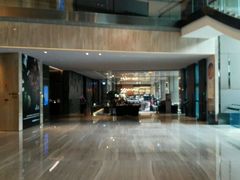 大堂休息区看咖啡厅-广州天河希尔顿酒店