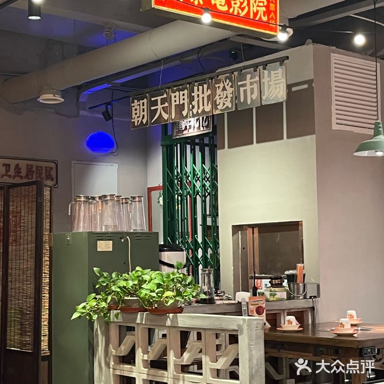 服务员统一身着民国时期的学生装，贴心地为顾客提供小发圈