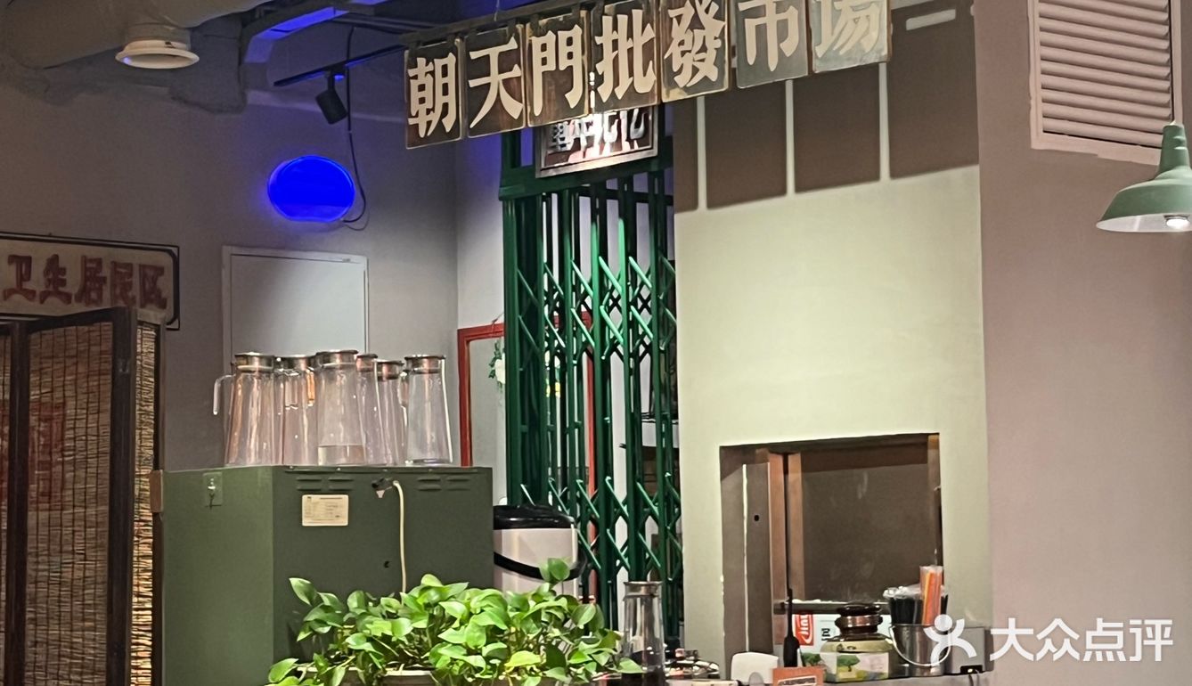 服务员统一身着民国时期的学生装，贴心地为顾客提供小发圈