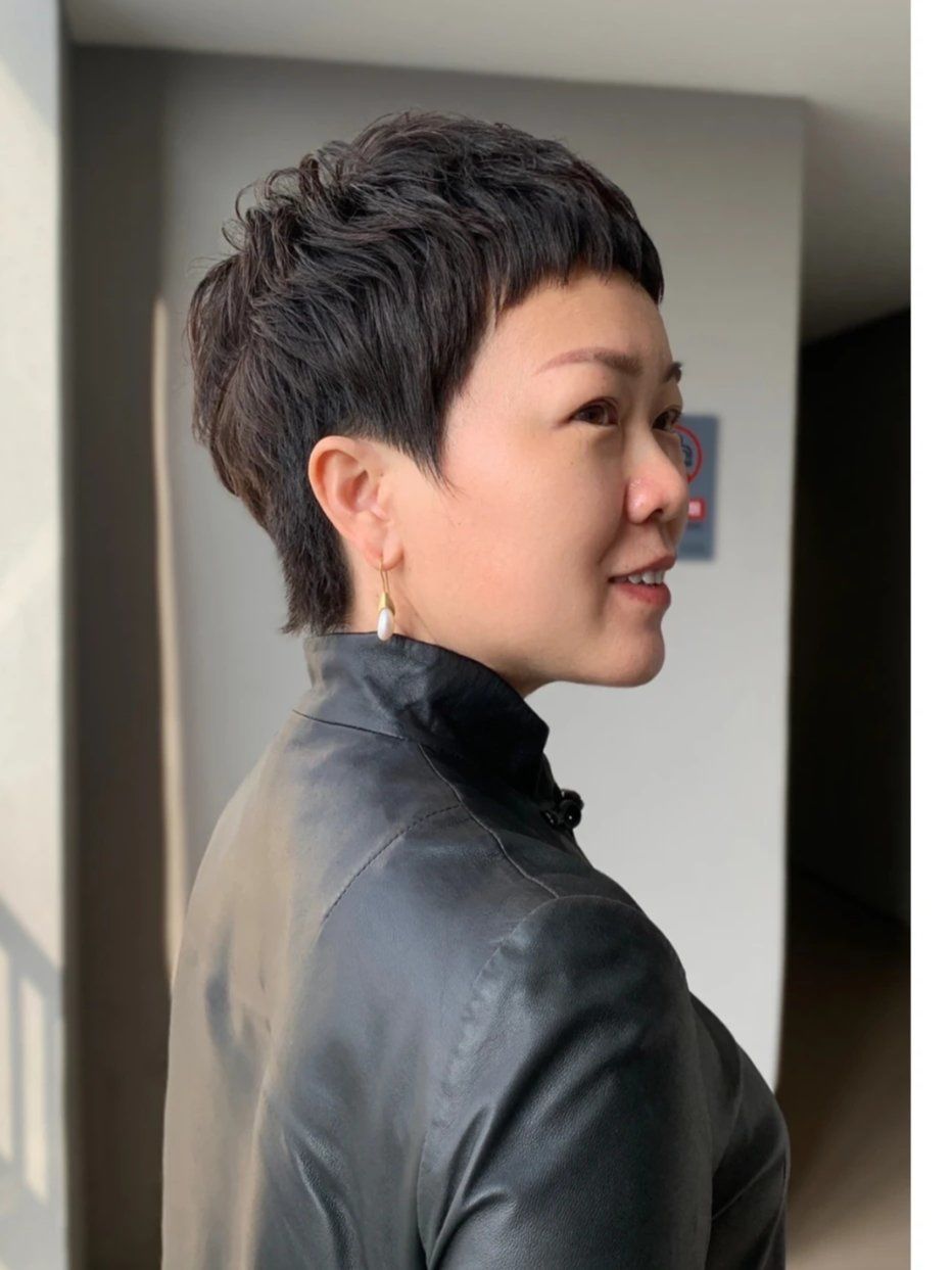 女士短发纹理烫
