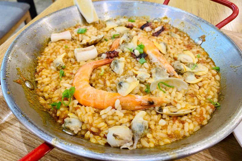 菜品名称 主食:西班牙海鲜饭 小吃:塔帕火腿,南瓜蛋挞 饮品:摩奇牌