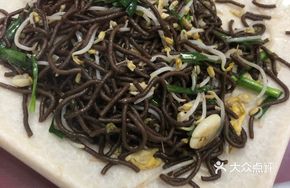 Stir-fried He Luo Noodles