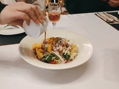 藜麦烟熏鸡胸沙拉配百香果油醋汁-鼎鼎西餐厅