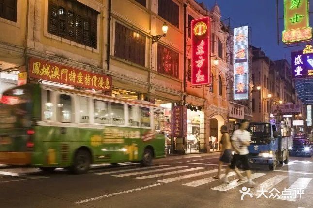 大三巴牌坊、金莲花广场、大炮台、官也街、议事厅前地