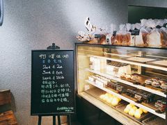 面包甜点陈列柜-啊噗吐呦现场烘焙(麦凯乐店)