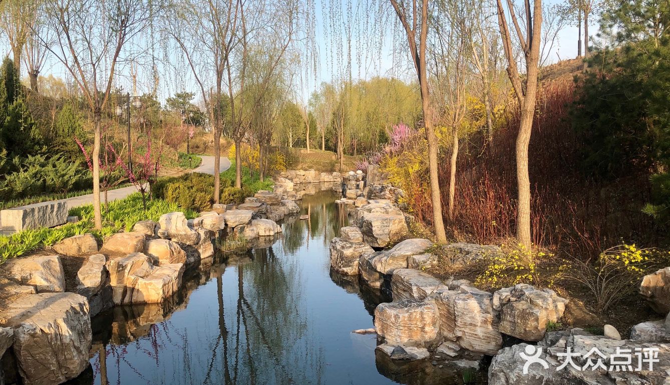 這個公園雖然不大但景緻怡人山水亭臺蟲鳥獸一一俱全