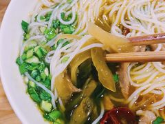 酸菜肉丝米线-越洋肖氏老米线(杨家坪店)
