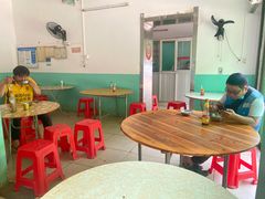 大堂-灵山卢梅燕粉店