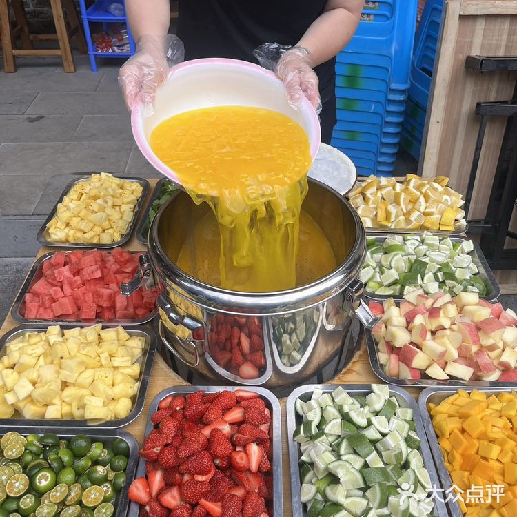 夏天来时代天街一定要冲这家火锅！鲜拌牛肉+冰镇水果捞