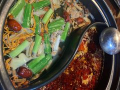 鸳鸯锅-陆记牛庄·碳锅龙虾烧烤(爱上花园店)