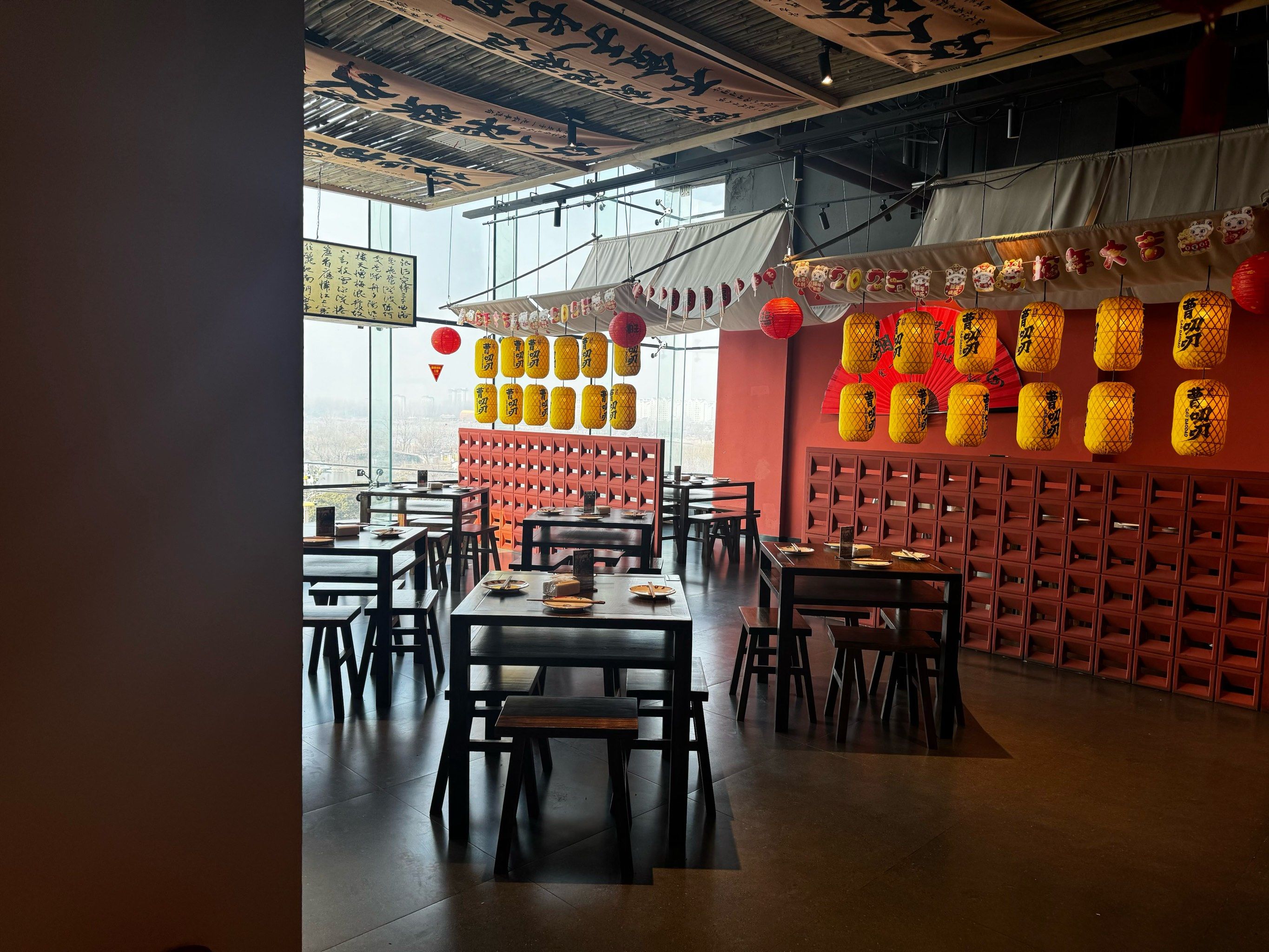 装修风格**

川菜饭店的装修风格多样,但通常都会融入四川的文化