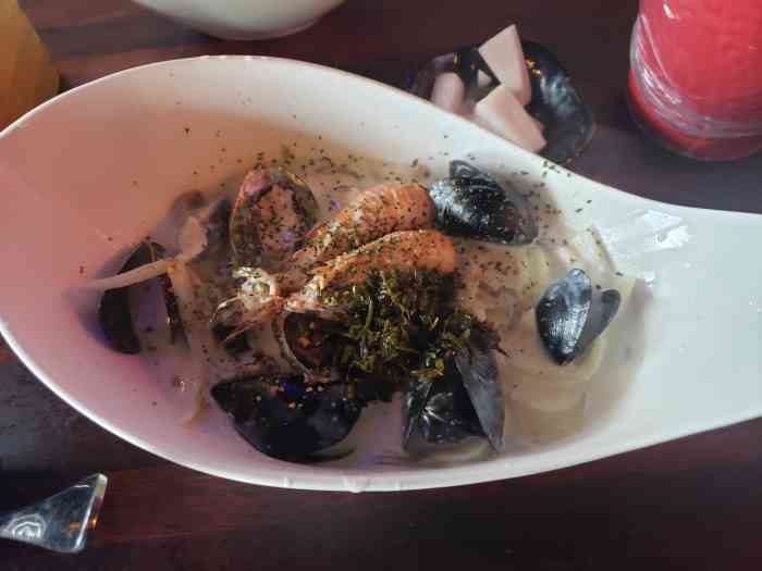 15218133-"店在济州岛牛岛上 我们随便找的一家店 .