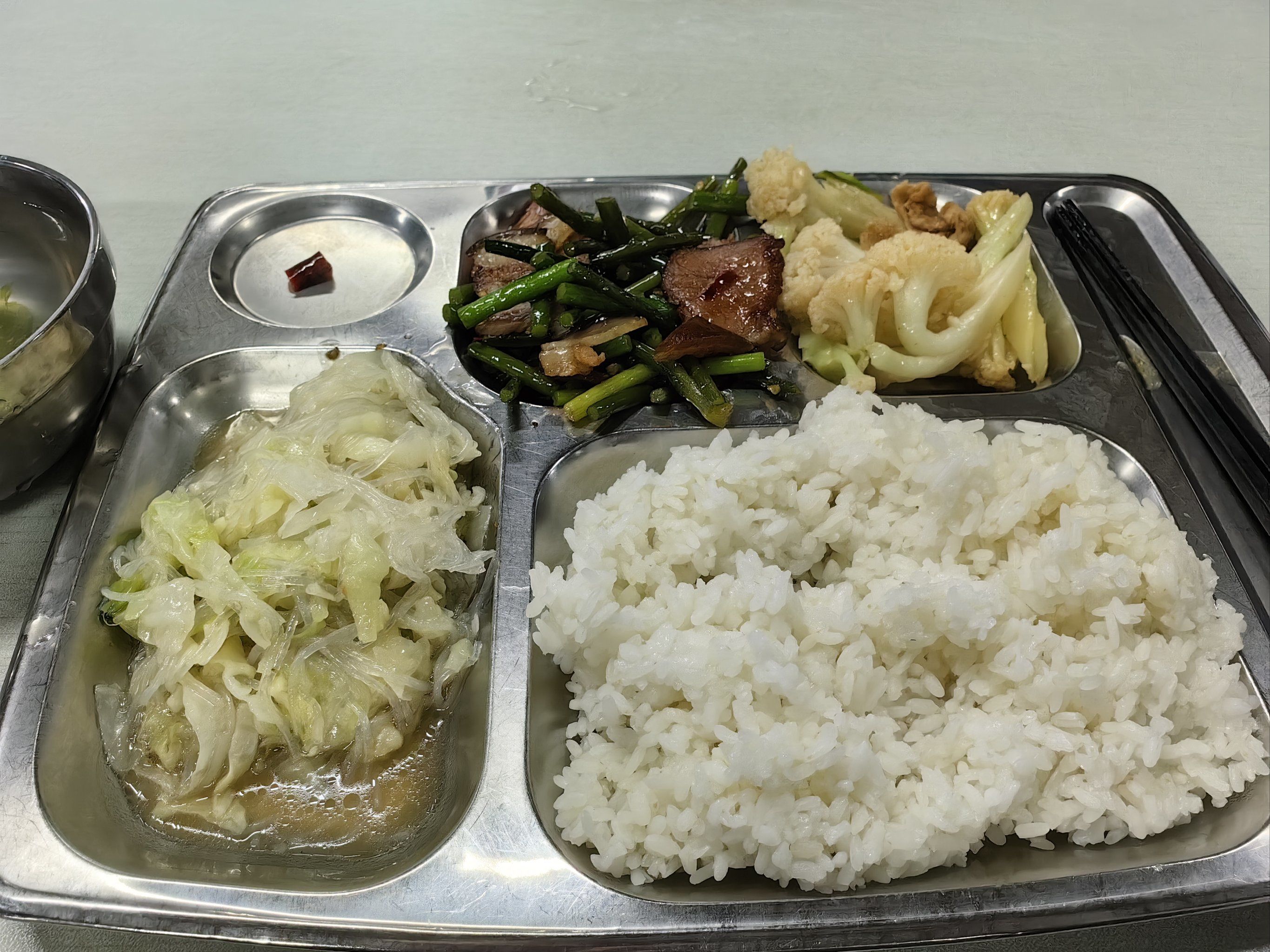 工厂食堂的饭菜还是可以的.##0元玩转这