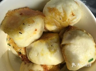 我又到店里和她说我要打包了！8个生煎，2碗汤！