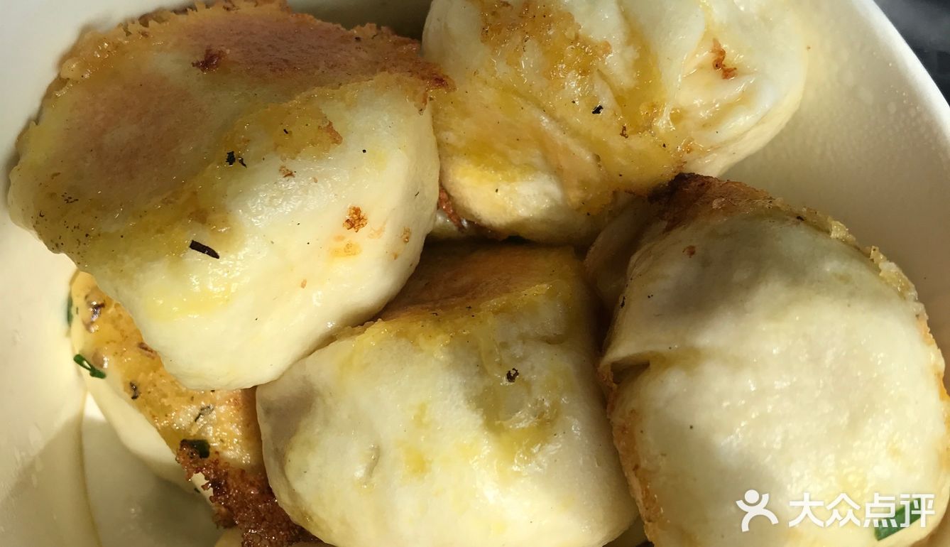 我又到店里和她说我要打包了！8个生煎，2碗汤！