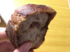 无花果欧包-天井·丑面包搭咖啡