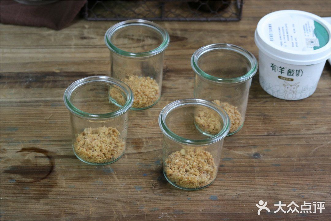 草莓果冻和羊酸奶慕草莓果冻和羊酸奶慕斯罐蛋糕斯罐蛋糕