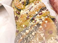 墨鱼汁抹茶红豆面包-PAPER STONE BAKERY(天环店)