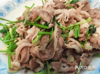 步骤：羊肉片焯到差不多熟，香菜切较大的段备用