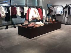 -URBAN REVIVO(高德置地广场·春广场店)
