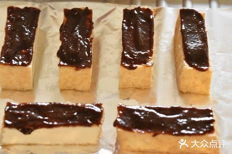 鹹香可口🌟簡易料理：紅味噌蔥花油豆腐🌟