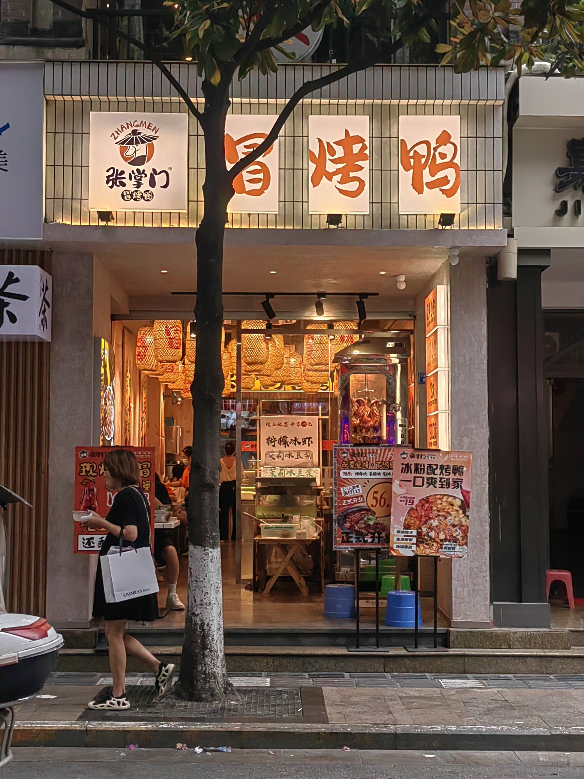 9.9元吃半只冒烤鸭,剩下的全是豆腐皮,方便面再加一堆鸭子油