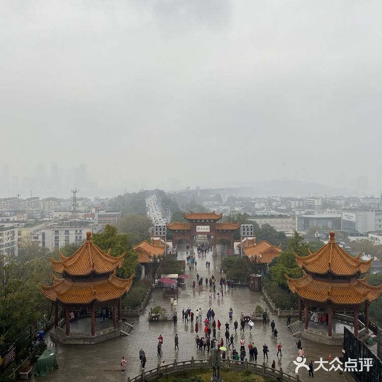 交通： 交通便利，坐地铁到复兴路，吃了个饭走两步就到
