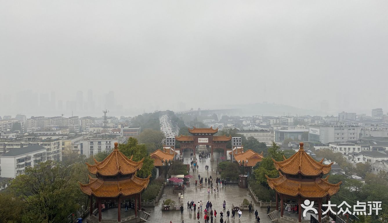 交通： 交通便利，坐地铁到复兴路，吃了个饭走两步就到