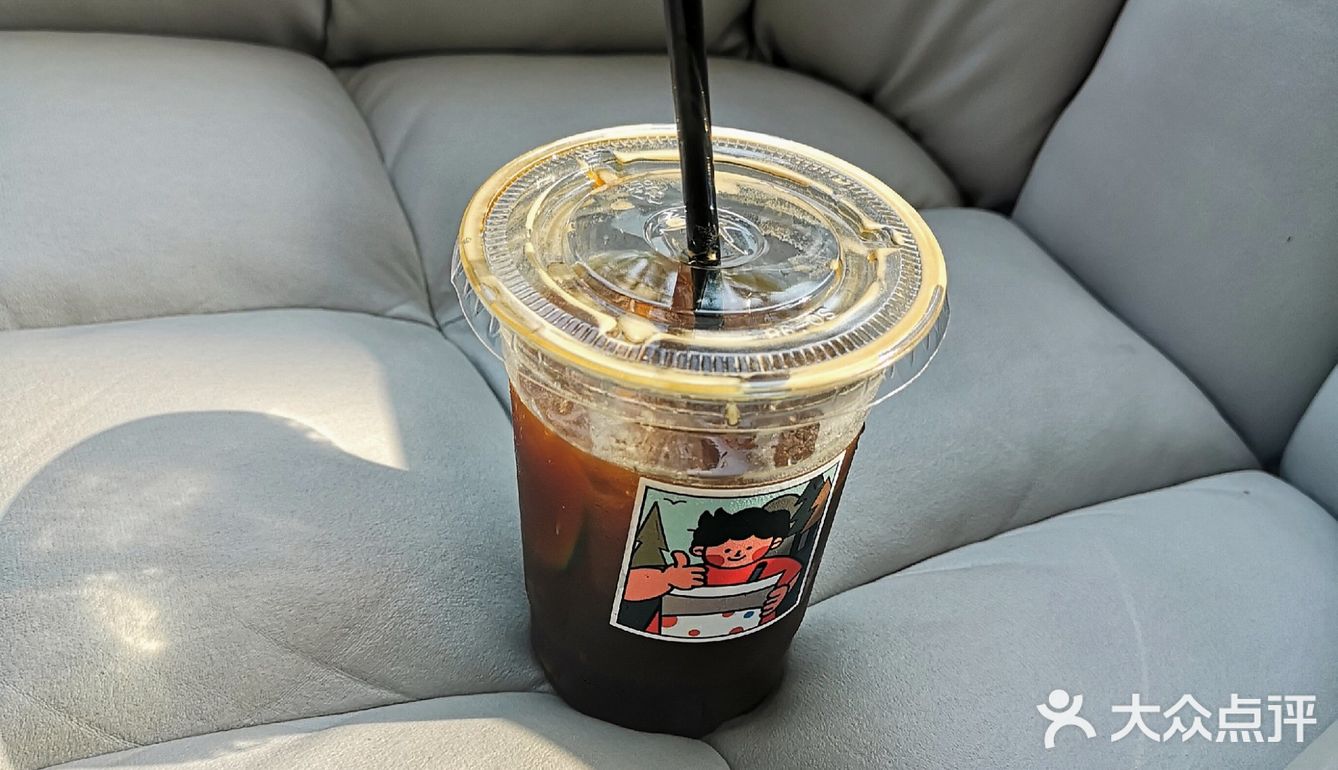 店家推荐了我喝双柠美式，9块9太划算，好大一杯