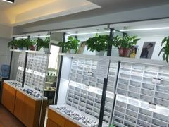 -视野联行眼镜•蔡司•依视路(温江店)