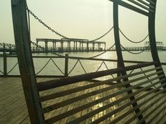 这是日落的时候，红海滩就在海水下面。。。-红海滩国家风景廊道