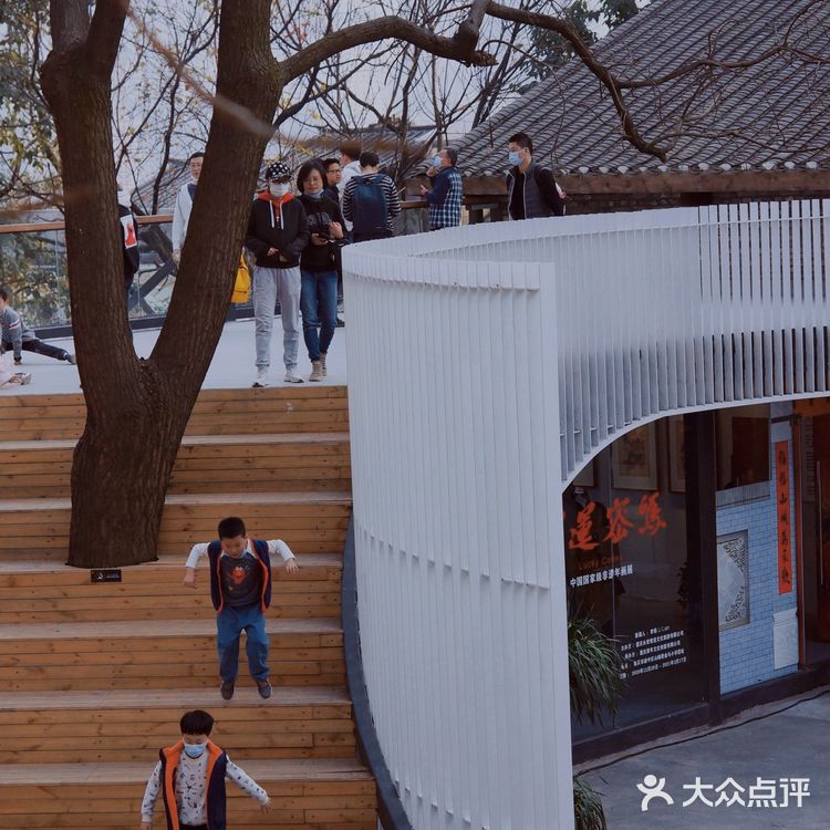 游人如织山城巷