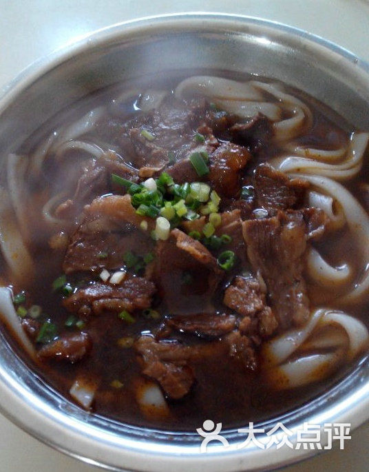 店不算很小,牛肉粉面,牛杂粉面,牛筋面,牛鞭粉面都有