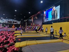 -嘿哟动霸CHUA·新潮玩运动娱乐中心·蹦床滑冰团建乐园