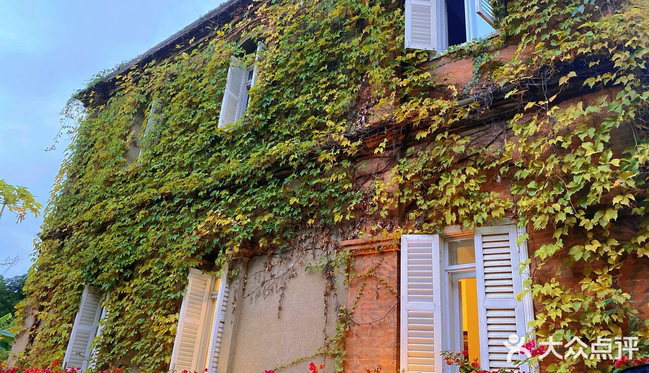 吃：美食比较清淡 适合沿海的人口味穿着