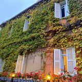 吃：美食比较清淡 适合沿海的人口味穿着