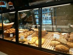 面包甜点陈列柜-Dough&Joe团憩(瑞虹天地月亮湾店)