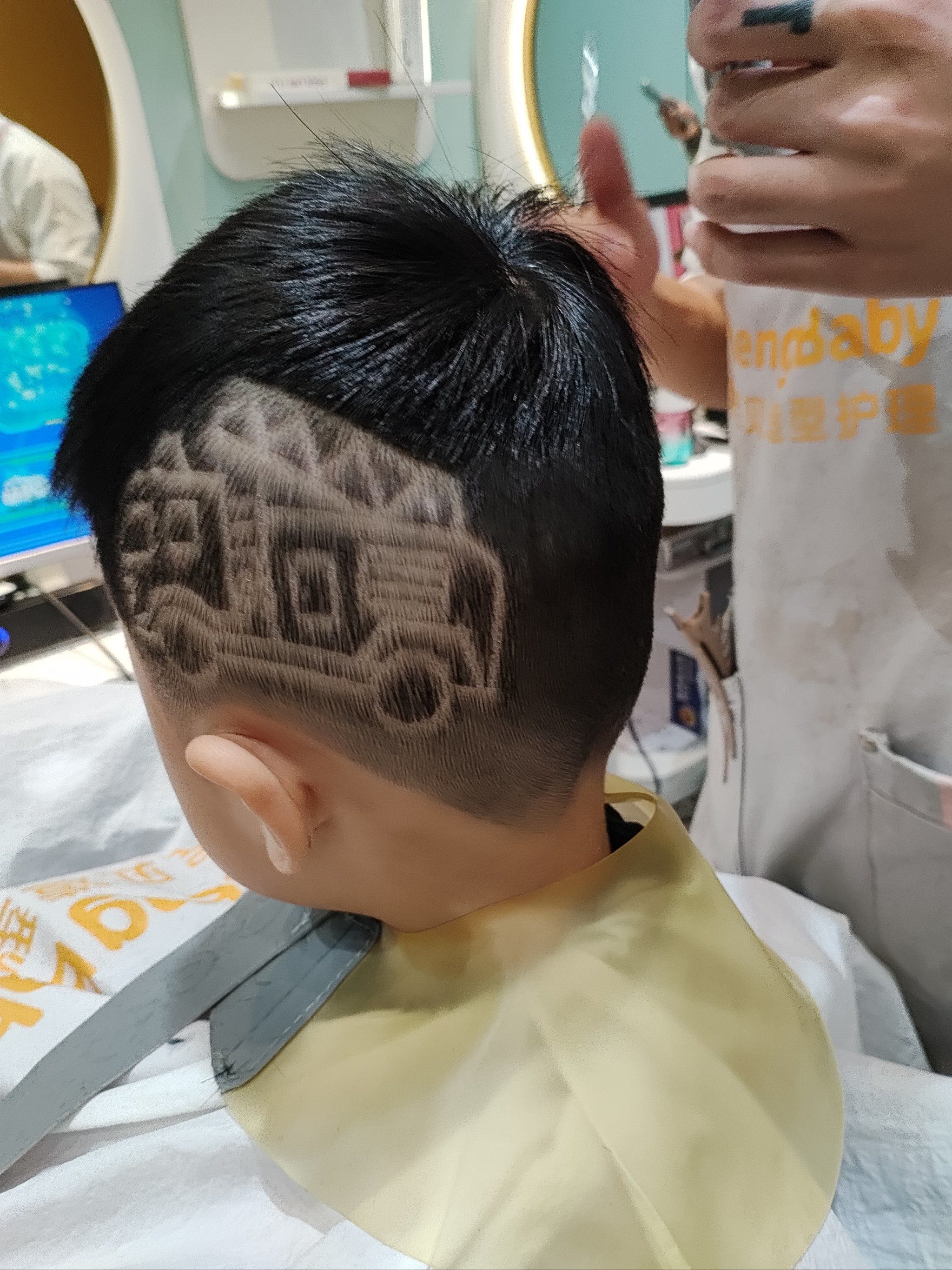 发型师哥哥很有耐心技术也很好宝宝和发型师哥哥聊天中要求在头上雕