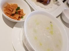 皮蛋瘦肉粥-国际青年会议酒店-苏莱斯餐厅