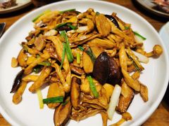 橄榄油炒三种蘑菇-必点海鲜·鲅鱼水饺(鞍山西道店)
