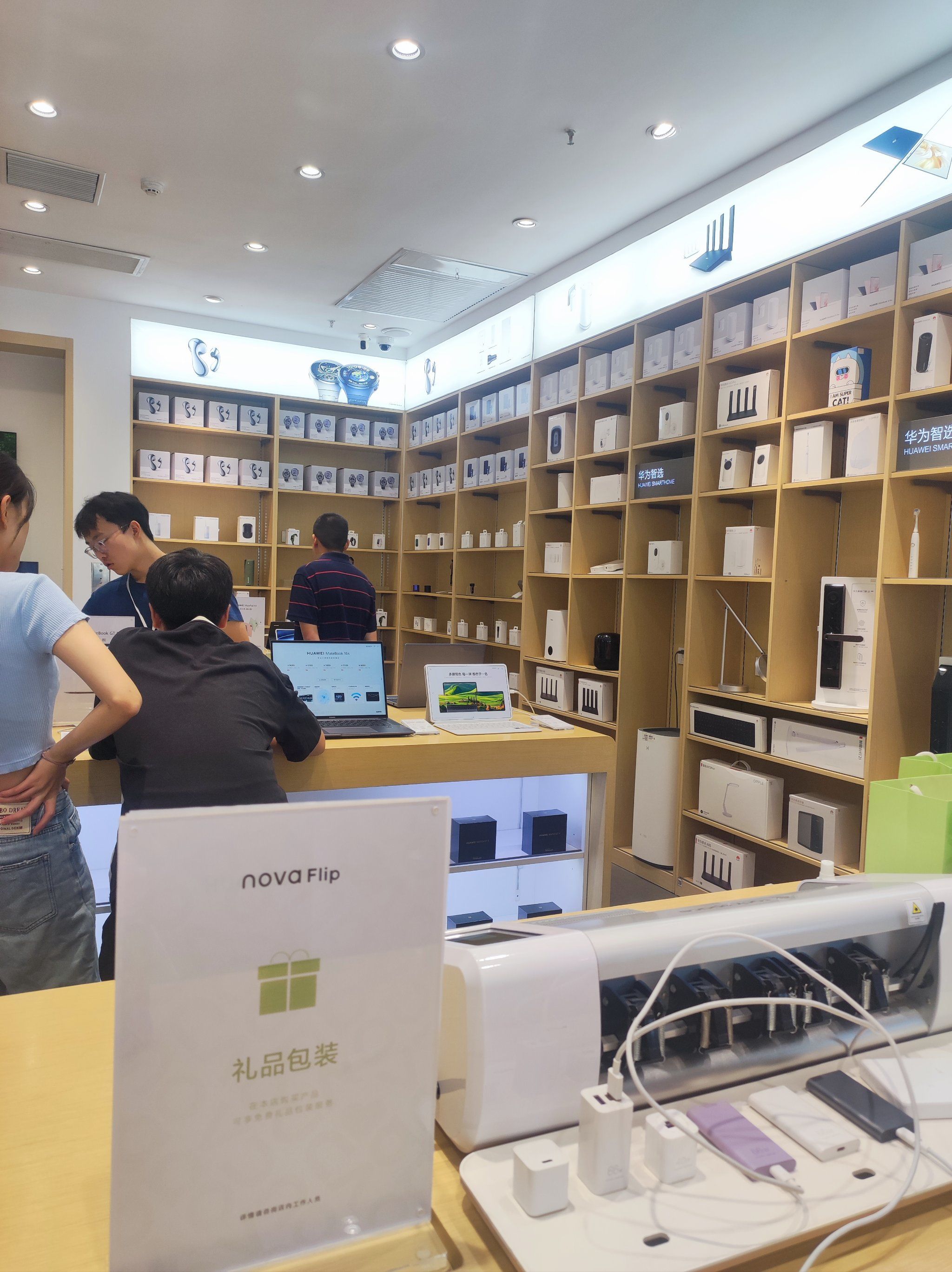 n这儿生意真的是不错,来看手机和平板电脑的人很多,热闹的不得了