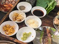 -围炉肉舍•炭烤活鳗•丹东海鲜烤肉(步行街店)