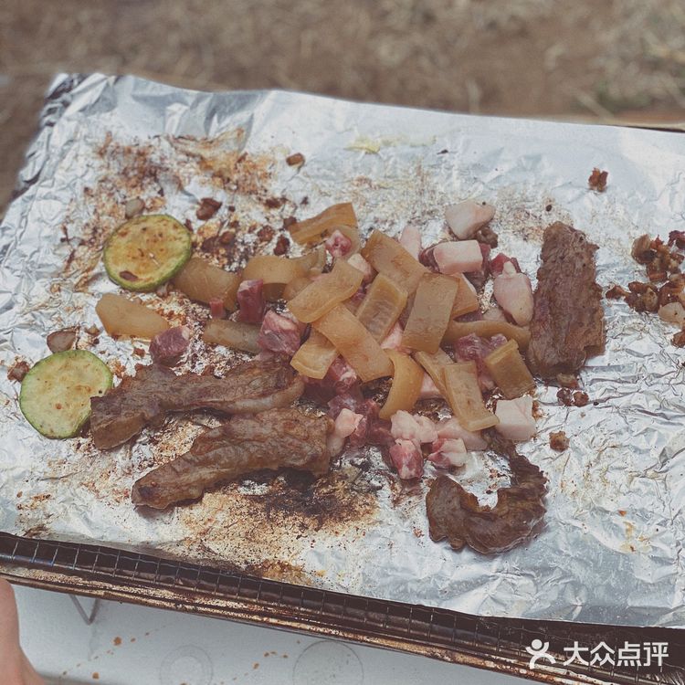 河边全是桃树,超级美,唯一不好就是河岸太高,离水太远